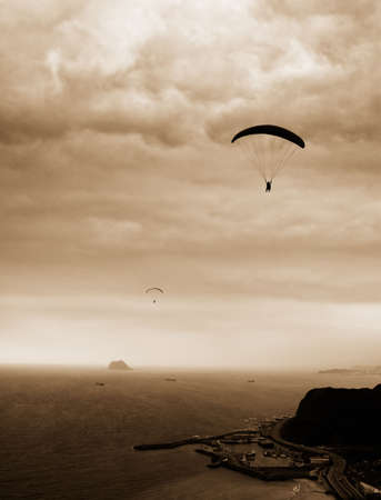 It is a kind of sport called parachuting over the sea.の写真素材