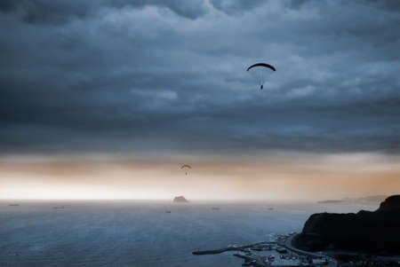 It is a kind of sport called parachuting over the sea.の写真素材