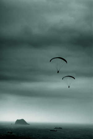 It is a kind of sport called parachuting over the sea.の写真素材