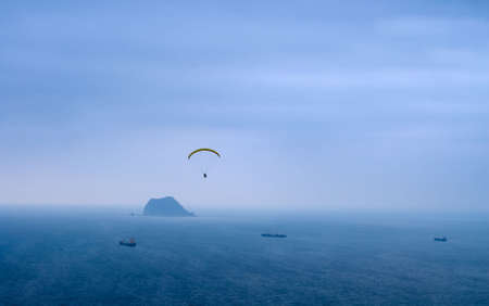 It is a kind of sport called parachuting over the sea.の写真素材