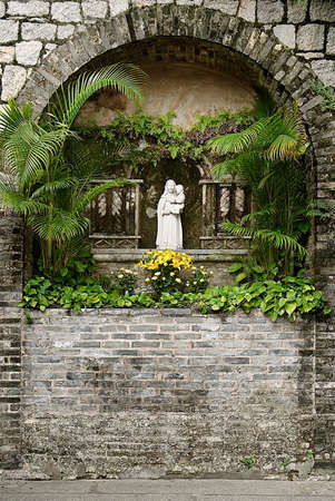 Religious statue of Our Lady in garden.の写真素材