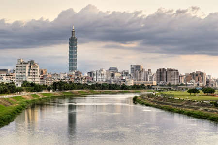 Cityscape of river with famous landmark, the 101 skyscraper, and reflection in Taipei, Taiwan.のeditorial素材