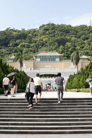 TAIPEI, TAIWAN - SEPTEMBER 4   Many tourist people walk toward Taipeiのeditorial素材