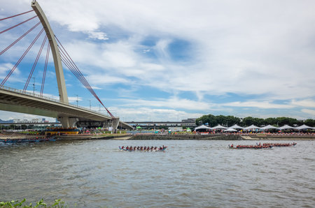 Taipei, Taiwan - Jun 9th, 2019: city scenery with competitive boat racing under the bridge in the traditional Dragon Boat Festival in Taipei, Taiwan, Asiaのeditorial素材