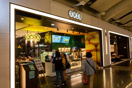 Banqiao, Taiwan-Oct 4th, 2020: Tai Cheong cake store at Banqiao Bus and MRT Station in New Taipei city, Taiwanのeditorial素材