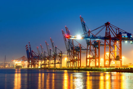 Container cranes in Hamburg harbor at nightのeditorial素材