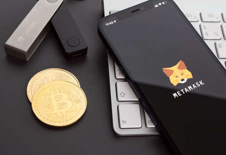 MetaMask app on Apple iPhone display.のeditorial素材