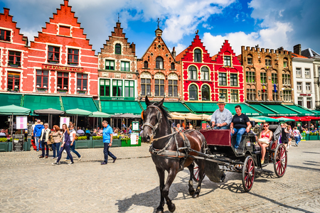 Photo pour BRUGES, BELGIUM - 7 AUGUST 2014. Horse carriage on Grote Markt square. Belgian city of Bruges (Brugge) is UNESCO world heritage listed for its medieval center. - image libre de droit