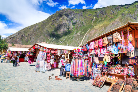 OLLANTAYTAMBO, PERU - 27 APRIL 2017: Downtown of the small medieval city of Ollantaytambo, with Inca ruins on Andes Mountains.のeditorial素材
