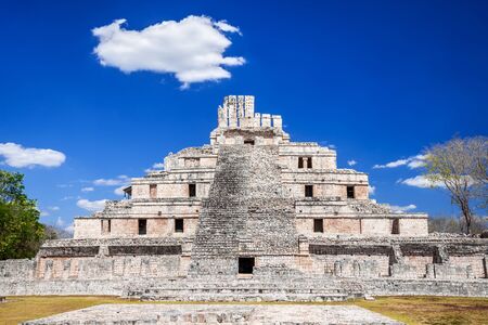 Campeche - Yucatan, Mexico.  Edzna Mayan ruins. Pyramid of the Five Floors, precolumbian city.の素材 [FY310148900475]