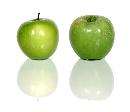 two green apples over white, one with waterdrops (see similar in my portfolio)の写真素材