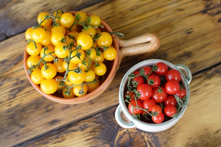 Red and yellow cherry tomatoesの写真素材