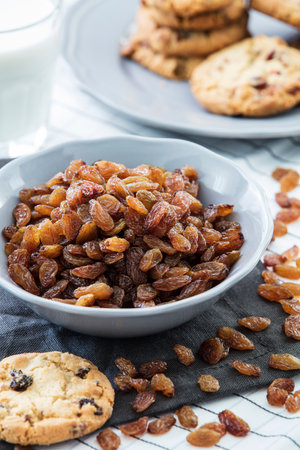 Raisins and oatmeal cookies in a bowl on the tableの写真素材