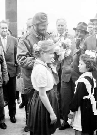 Old black and white photo: Fidel Castro Ruz and pioneer girls in the May 1963 in Yangiyer, Uzbekistanのeditorial素材