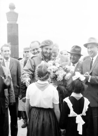 Old black and white photo: Pioneer girls gave flowers Fidel Castro in the May 1963 in Yangiyer, Uzbekistanのeditorial素材
