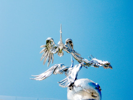 Sculpture of storks taking flight on Ezgulik Arch in Independence Square in Tashkent, Uzbekistanの写真素材