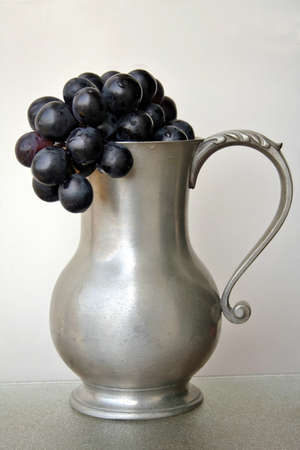 Raisin noir dans une carafe en étainの写真素材