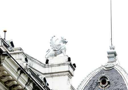 Statue of a lion on the top of a buildingの写真素材