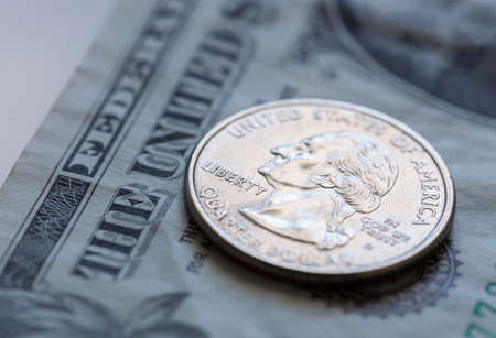 Quarter on US Dollar Bill Close upの写真素材