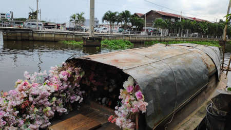 A boat decorated with flowers in a variety of colors for photography.の写真素材
