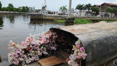 A boat decorated with flowers in a variety of colors for photography.の写真素材