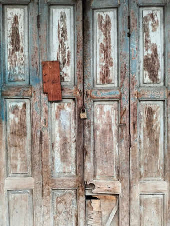 Old Wooden Door With Rusty Padlock.の写真素材