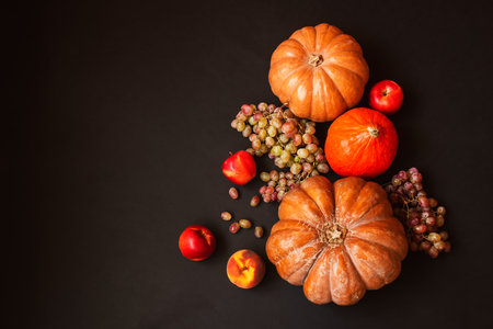 Border made of pumpkins and fresh fruits on dark background. Top view, copy space.の写真素材