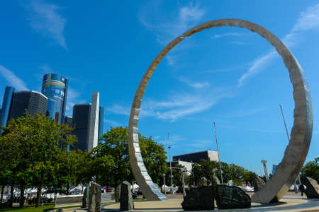 Transcending monument at Hart Plaza with GM Renaissance Center, Rencen in Detroit, Michigan, USAのeditorial素材
