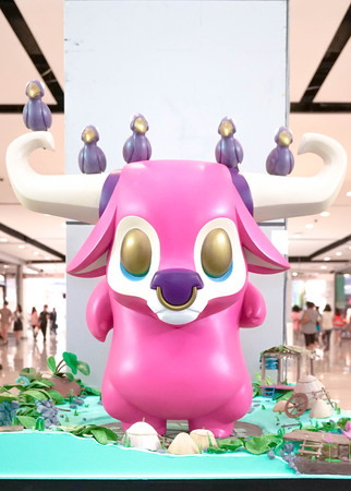 BANGKOK - MAY 7, 2016 : Portrait of a big vinyl mascot "Kwaii: You and Me" in pink and a cohort of bird friends set up to promote after its first launch in Feb, 2016. Character created by JPX x Coarseのeditorial素材