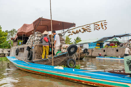 December 16, 2015.Mekong Delta, Can Tho, Vietnam. Cai Rang floating market. The rice bowl of Vietnam, the delta is carpeted in a dizzying variety of greens.のeditorial素材