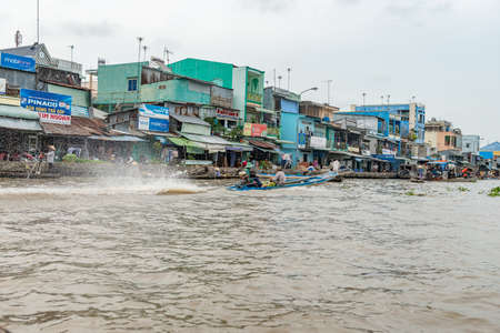 December 16, 2015.Mekong Delta, Can Tho, Vietnam. Cai Rang floating market. The rice bowl of Vietnam, the delta is carpeted in a dizzying variety of greens.のeditorial素材
