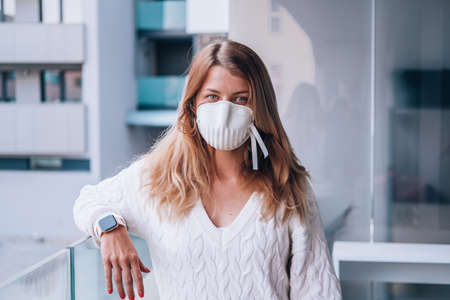 young woman wearing a face mask FFP3の写真素材