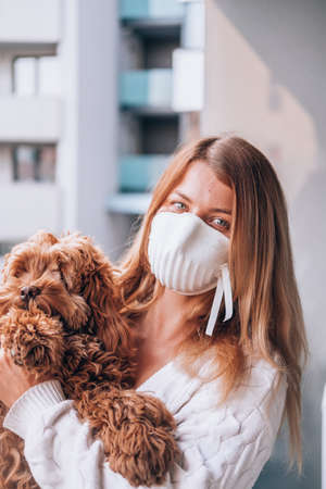 young woman wearing a face mask FFP3の写真素材
