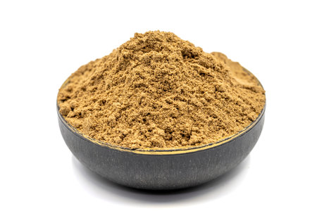 Allspice spice powder isolated on white background. Powdered dried allspice in bowl. Pimento spice, Jamaican pepper and shavings. close upの写真素材