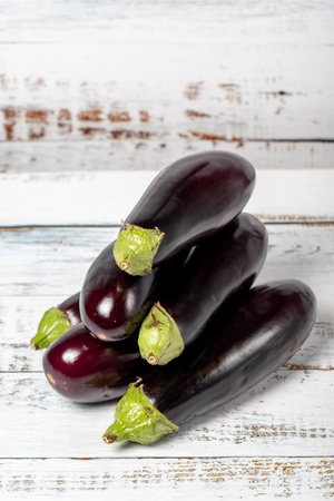 Eggplant on a white wood background. Fresh raw eggplant harvest season concept. Vegetables for a healthy diet. close upの写真素材