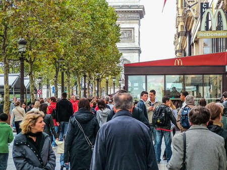 Paris, France - October 22, 2005: Autumn day. People walk on the Champs Elysees. In the background is the Triumphal Archのeditorial素材