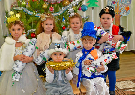 Ukraine, the city of Novomoskovsk 12/24/2020. Children's New Year's party, a holiday for children with Santa Claus and Snow Maiden.のeditorial素材