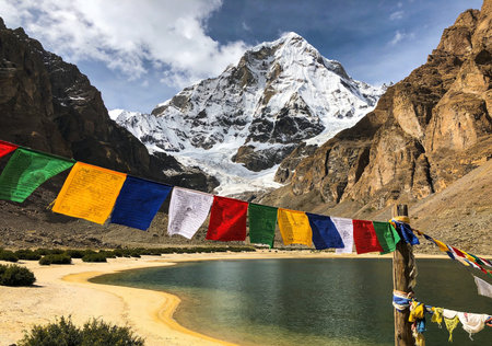 Prayer flags at the lake in Himalayas, Nepalの素材