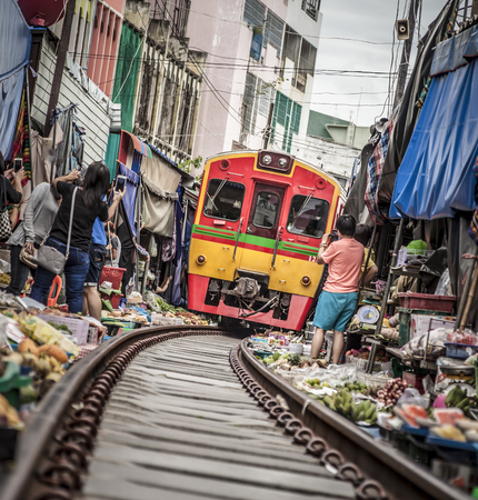 Maeklong Railway Market, a local market commonly called Siang Tai (life-risking) Market. It is considered one of amazing-Thailand attractions. Spreading over a 100-metre length, the market is located by the railway near Mae Klong Railway Stationのeditorial素材