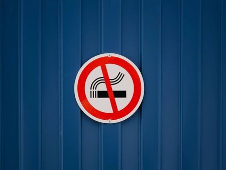 sign smoking banned on the blue fence.の写真素材