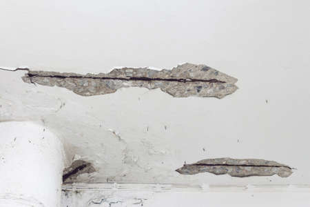 old house ceiling is crack see the structureの写真素材