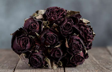 bouquet dried roses  on old woodの写真素材