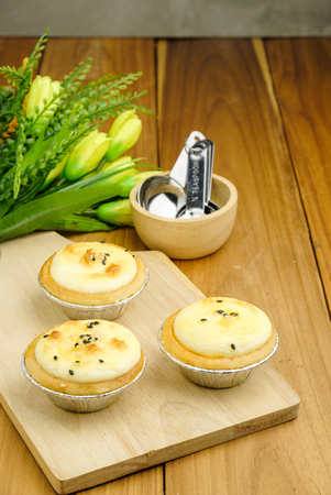 tarts bakery put on wooden pad with flower decoratedの写真素材