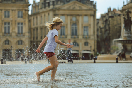 BORDEAUX, FRANCE - 3 October, 2016 : Fun kid playing splash water at  Bordeaux water mirror in summer, Franceのeditorial素材