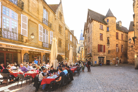 Sarlat La Ð¡anade- France, 21 October : Tourists having lunch on restaurant terrace in Sarlat lovely town located at southwest France's Dordogne departmentのeditorial素材