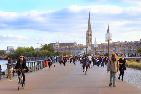 FRANCE, BORDEAUX - SEPTEMBER 3, 2016 : People enjoy the day on the river bank Garonne River in Bordeaux cityのeditorial素材