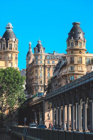 Beautiful view of architectrue buildings on the Pont de Bir-Hakeim with the metro train.のeditorial素材
