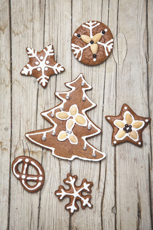 Weihnachtlicher grauer Holz Hintergrund mit Lebkuchen Kekseの写真素材