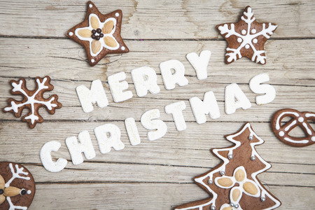 Weihnachtlicher grauer Holz Hintergrund mit Lebkuchen und Merry Christmas Buchstabenの写真素材