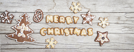 Weihnachtlicher grauer Holz Hintergrund mit Lebkuchen und Merry Christmas Buchstabenの写真素材